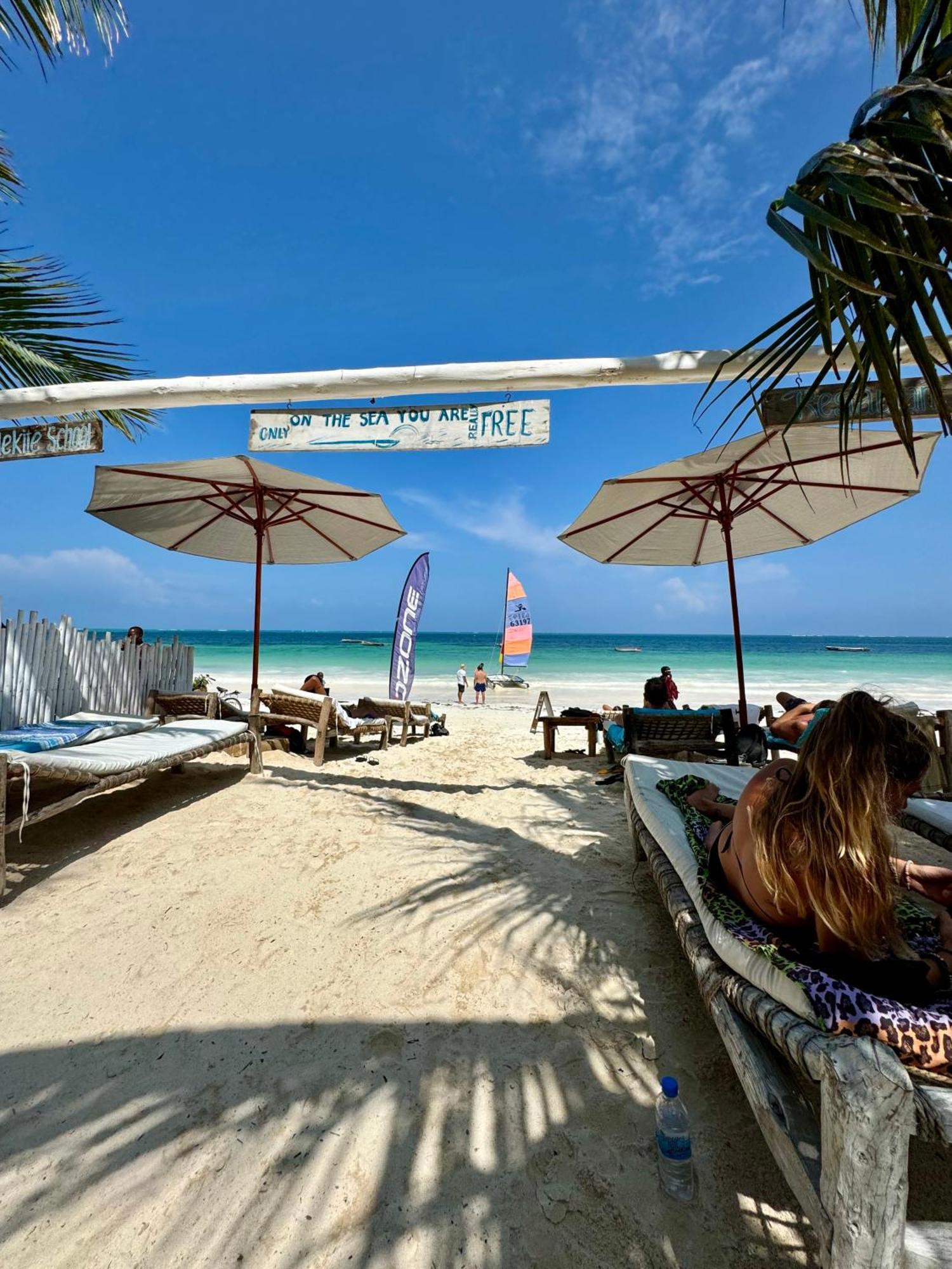 La Base Hotel كيوينجوا المظهر الخارجي الصورة